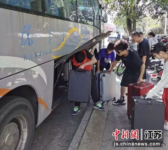 志愿者帮助新生搬运行李 球王会体育平台供图