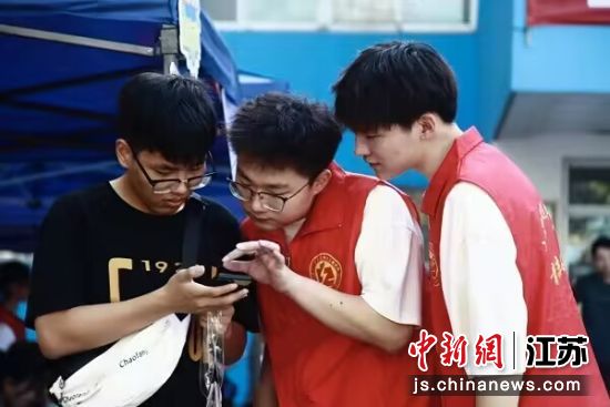 志愿者为新生办理入学手续 球王会体育平台供图